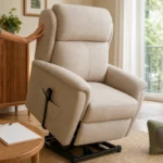 Fauteuil releveur confortable dans un salon lumineux avec des éléments de vérification pour évaluer son confort, son maintien