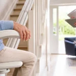 Monte-escalier moderne dans une maison lumineuse avec des documents administratifs évoquant la prise en charge par la mutuell